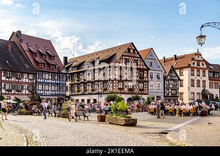 Fachwerkhäuser auf dem Marktplatz in der Altstadt von Gengenbach, Schwarzwald, Baden-Württemberg, Deutschland | Case a graticcio sul mercato sca Foto Stock