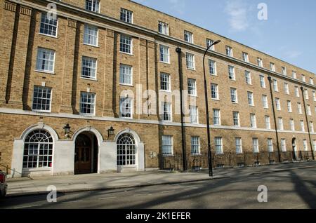Vista dello storico Goodenough College su Mecklenburgh Square a Bloomsbury, nel centro di Londra. Il college è un ente di beneficenza che offre formazione post laureati Foto Stock