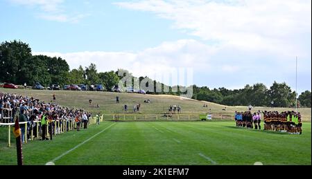 Bedford. Regno Unito. 10 settembre 2022. Campionato Rugby. Ampthill Rugby V Jersey Reds . Club di rugby Ampthill. Bedford. I giocatori e i fan osservano i minuti di silenzio per la sua maestosa Regina Elisabetta II durante la partita di rugby del campionato di rugby Ampthill Rugby V Jersey Reds. Foto Stock