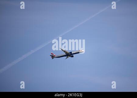 Windsor, Regno Unito. 17th Set, 2022. Un aereo della British Airways è visto volare attraverso lo spazio aereo di Londra. Credit: SOPA Images Limited/Alamy Live News Foto Stock