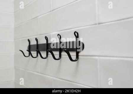 rustico nero cucina accessorio su muro piastrelle lucido in mattoni antichi forma Foto Stock