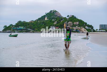 Takiab Beach Huahin Thailandia 2002 agosto, pescatori che pescano le conchiglie sulla spiaggia Foto Stock