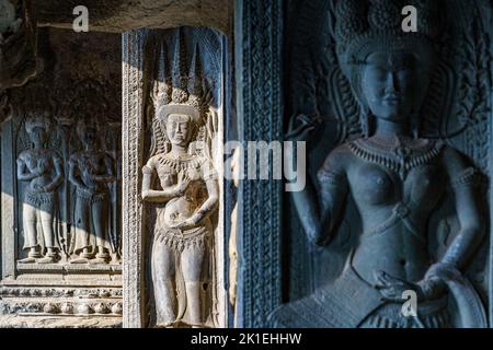 Cambogia. Provincia di Siem Reap. Una scultura Devata ad Angkor Wat (Città del Tempio). Un complesso buddista e tempio in Cambogia Foto Stock