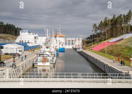 Una vista del fosso della Vistola Spit il fosso sulla spit accorcia la strada dalla Laguna di Vistola e dal porto di Elbl?g al Mar Baltico, il progetto è stato adottato il 24 maggio 2016 e costano ai contribuenti quasi 2 miliardi di PLN. L'apertura del canale è stata annunciata il 09/17/2022, la data non è accidentale, perché questo è esattamente l'anniversario dell'attacco sovietico alla Polonia nel 1939. All'evento hanno partecipato circa 3.000 seguaci del partito al governo, sono stati portati da autobus provenienti da tutta la Polonia, durante l'evento si è verificato un piccolo contromanifestamento degli oppositori della gove attuale Foto Stock