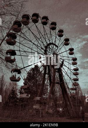 Uno scatto verticale di una vecchia ruota panoramica abbandonata in Ucraina Foto Stock