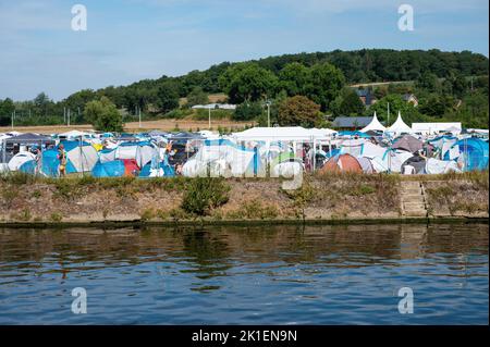 Floreffe, Vallonia, Belgio, 07 29 2022 - tende al campeggio locale durante l'estate Foto Stock