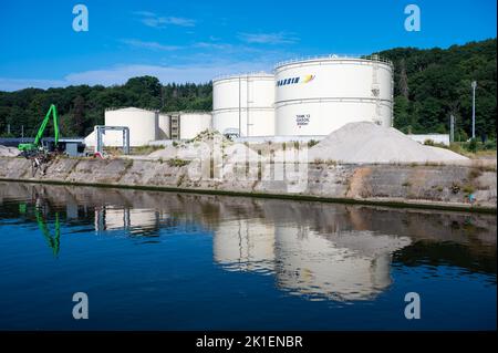 Floreffe, Regione di Wallon, Belgio, 07 28 2022 - i serbatoi del gas di Joassin che riflettono nelle acque del fiume Sambre Foto Stock