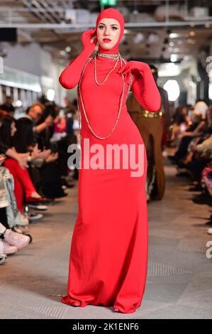 'The longer Runway' durante la London Fashion Week SS23 al Lock No.4, Twickenham Stadium, Londra, Regno Unito. 17th settembre 2022. Foto Stock