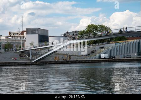 Namur, Regione di Wallon, Belgio, 07 28 2022 - Vista del ponte sulla città e sul fiume Sambre Foto Stock