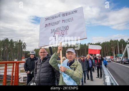 L'avversario del partito al governo tiene una bandiera dicendo 'jarek, grazie per scavare' mentre protestano durante l'apertura. Il fosso sullo spido accorcia la strada dalla laguna di Vistola e dal porto di Elbl?g al Mar Baltico, il progetto è stato adottato il 24 maggio 2016 e costava ai contribuenti quasi 2 miliardi di PLN. L'apertura del canale è stata annunciata il 09/17/2022, la data non è accidentale, perché questo è esattamente l'anniversario dell'attacco sovietico alla Polonia nel 1939. All'evento hanno partecipato circa 3.000 seguaci del partito al governo, che sono stati portati da autobus provenienti da tutta la Polonia, durante il Foto Stock