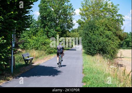 Jodoigne, Regione di Wallon, Belgio, 08 02 2022 - Biker su un sentiero nella campagna di Wallon Foto Stock