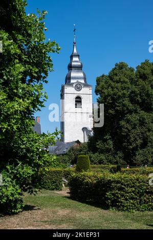 Hoegaarden, Brabante Fiammingo, Belgio, 08 02 2022 - Campanile e dintorni verdi del parco Foto Stock