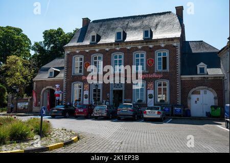 Hoegaarden, Brabante Fiammingo, Belgio, 08 02 2022 - Municipio e piazza nel centro della città Foto Stock