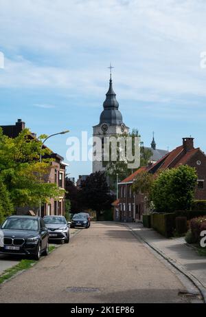 Hoegaarden, Brabante Fiammingo, Belgio , 08 01 2022 - strada della città vecchia e torre campanaria Foto Stock