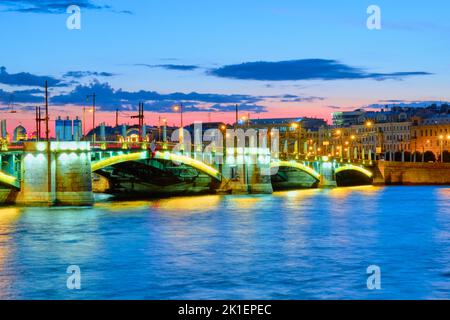 San Pietroburgo, Russia - 09 giugno 2021: Ponte di scambio durante la notte bianca Foto Stock