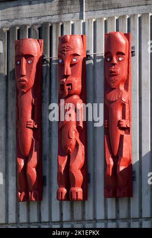 Sculture Maori sulle pareti dell'edificio del comune, Palmerston North, Manawatu, Nuova Zelanda Foto Stock