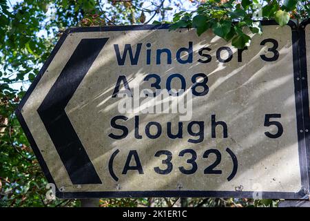 Old Windsor, Berkshire, Regno Unito. 17th Settembre 2022. Il corteo di sua Maestà la Regina dovrebbe attraversare Londra Ovest tramite la A30 a Staines e vicino al Tamigi sulla A308 Straight Road a Old Windsor arrivando a Shaw Farm Gate dalla Long Walk a Windsor. La processione proseguirà quindi lungo la lunga passeggiata fino al Castello di Windsor. Si prevede che migliaia di persone si allineeranno sulla rotta per rendere omaggio alla regina Elisabetta II, tuttavia, le strade per Windsor saranno chiuse dalle 4am:00 la mattina del funerale reale. Credit: Maureen McLean/Alamy Live News Foto Stock