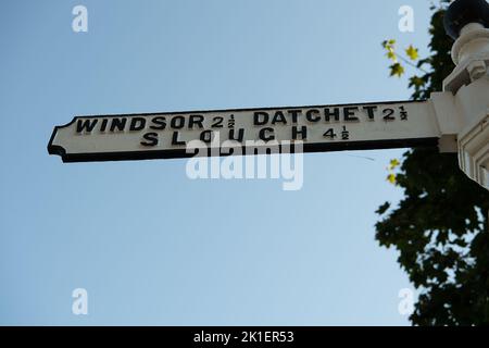 Old Windsor, Berkshire, Regno Unito. 17th Settembre 2022. Il corteo di sua Maestà la Regina dovrebbe attraversare Londra Ovest tramite la A30 a Staines e vicino al Tamigi sulla A308 Straight Road a Old Windsor arrivando a Shaw Farm Gate dalla Long Walk a Windsor. La processione proseguirà quindi lungo la lunga passeggiata fino al Castello di Windsor. Si prevede che migliaia di persone si allineeranno sulla rotta per rendere omaggio alla regina Elisabetta II, tuttavia, le strade per Windsor saranno chiuse dalle 4am:00 la mattina del funerale reale. Credit: Maureen McLean/Alamy Live News Foto Stock