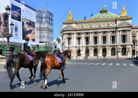 Francia. Parigi (8th). Pattugliamento della polizia equestre sulla piazza vuota dell'Opera durante la reclusione del 2020 aprile Foto Stock