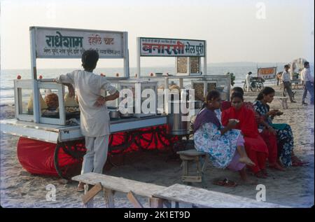 BHEL Puri Walla, Juhu Beach, Mumbai Foto Stock