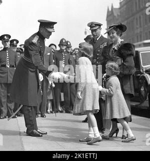 Foto del file datata 01/05/1936 della principessa Elisabetta (ora Regina Elisabetta II) e Margherita con il Duca e la Duchessa di York al Torneo reale di Olympia a Londra. Data di emissione: Domenica 18 settembre 2022.. Il credito fotografico dovrebbe essere: PA Wire Foto Stock