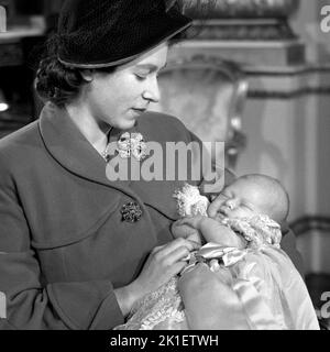 Foto del file datata 15/12/1948 della principessa Elisabetta (ora Regina Elisabetta II) che tiene suo figlio Principe Carlo dopo la sua cerimonia di Natale a Buckingham Palace. Data di emissione: Domenica 18 settembre 2022.. Il credito fotografico dovrebbe essere: PA Wire Foto Stock