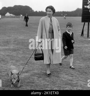 File foto datata 02/06/56 della Regina Elisabetta II che cammina attraverso il Windsor Great Park con il Principe Carlo per guardare il Duca di Edimburgo suonare la polo. Data di emissione: Domenica 18 settembre 2022.. Il credito fotografico dovrebbe essere: PA Wire Foto Stock