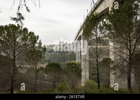 Ponte ferroviario su una valle vicino a Gerusalemme, Israele. Foto Stock