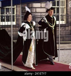 Foto del file datata 01/07/1953 della Regina Elisabetta II e del Duca di Edimburgo, indossando il loro Ordine degli accappatoi Thistle, dopo il servizio dell'Ordine a Edimburgo. Data di emissione: Domenica 18 settembre 2022.. Il credito fotografico dovrebbe essere: PA Wire Foto Stock