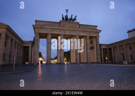 Berlino, Germania. 18th Set, 2022. Vista sulla porta di Brandeburgo di mattina presto. Credit: Joerg Carstensen/dpa/Alamy Live News Foto Stock