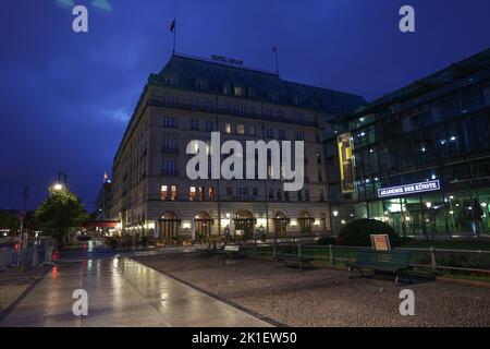 Berlino, Germania. 18th Set, 2022. Vista dell'Hotel Adlon al mattino presto. Credit: Joerg Carstensen/dpa/Alamy Live News Foto Stock