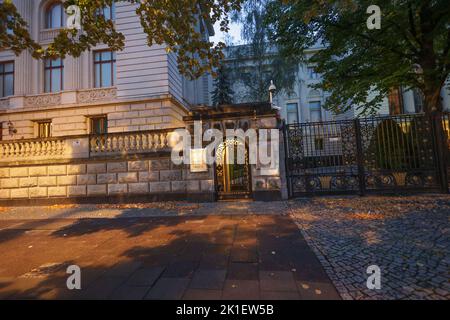 Berlino, Germania. 18th Set, 2022. Vista dell'Ambasciata Russa di mattina presto. Credit: Joerg Carstensen/dpa/Alamy Live News Foto Stock