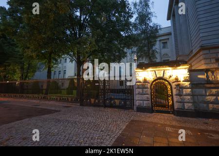 Berlino, Germania. 18th Set, 2022. Vista dell'Ambasciata Russa di mattina presto. Credit: Joerg Carstensen/dpa/Alamy Live News Foto Stock