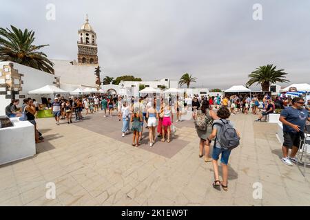 Mercato domenicale popolare nella parte vecchia del villaggio. Fino al 1852, Teguise era la capitale dell'isola. Foto Stock