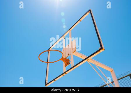 Backboard rotto in un parco pubblico abbandonato. Sfondo scena post apocalittico. Foto Stock