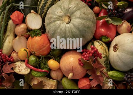 Verdure autunnali mature e bacche sono disposti sul tavolo. Vista dall'alto. Sfondo di fresco Vegets.The concetto di uno stile di vita sano. Foto Stock