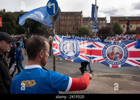 Bandiere raffiguranti la Regina Elisabetta II, recentemente deceduta, e il nuovo monarca Re Carlo III, in vendita al di fuori dello stadio Ibrox del Rangers FC, a Glasgow, Scozia, 17 settembre 2022. Foto Stock