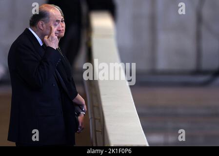 La First Lady Veronica Alcocer Gargia della Colombia e il Ministro degli esteri Alvaro Leyva si sono retti omaggio mentre considerano la bara della Regina Elisabetta II, situata in stato sulla catalana di Westminster Hall, al Palazzo di Westminster, Londra. Data immagine: Domenica 18 settembre 2022. Foto Stock