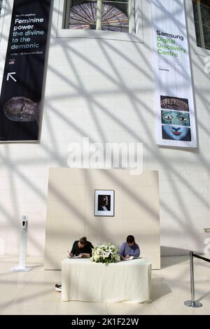 Londra, Regno Unito. 17 settembre 2022. Persone che firmano il libro della memoria della Regina Elisabetta II al British Museum. Credit: Liz Somerville/Alamy Live News Foto Stock