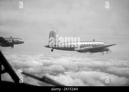 Vista dall'abitacolo di un aeromobile Handley Page Hastings HP 67, Royal Air Force Transport Command, sorvolando la Germania occupata, 1949 in bianco e nero Foto Stock