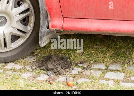 Olomouc, 19th febbraio, ceco repaCar wheel arches pulizia da vecchio fango e sporcizia accumulati per anni. Foto Stock