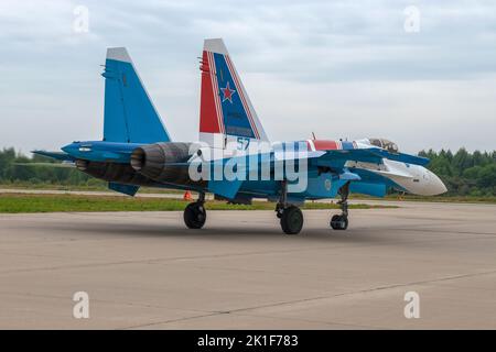 KUBINKA, RUSSIA - 209 AGOSTO 2022: Il combattente polifunzionale russo su-35S (RF-95907) della squadra aeronautica russa Knights sta tassando sulla pista Foto Stock