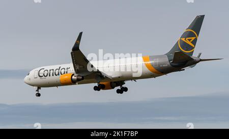 17 settembre 2022, Richmond, British Columbia, Canada: Un jet Condor Boeing 767-300ER (D-ABUD) in volo sull'approccio finale per l'atterraggio all'Aeroporto Internazionale di Vancouver. (Credit Image: © Bayne Stanley/ZUMA Press Wire) Foto Stock