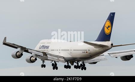 17 settembre 2022, Richmond, British Columbia, Canada: Un Lufthansa Boeing 747-400 jetliner (D-ABTL) in volo per l'atterraggio all'aeroporto internazionale di Vancouver. (Credit Image: © Bayne Stanley/ZUMA Press Wire) Foto Stock