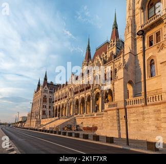 Facciata del parlamento ungherese di Budapest illuminata al tramonto Foto Stock