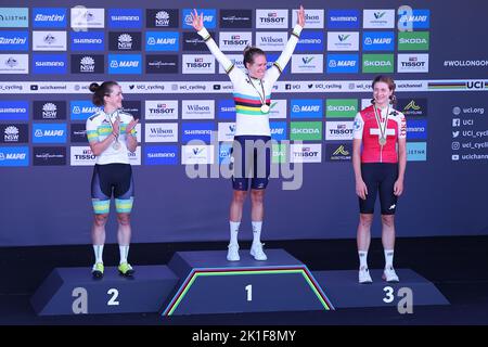 Wollongong, Illawarra, Sud, Regno Unito. 18th Set, 2022. Australia: UCI World Road Cycling Championships, Women's Time Trials: Grace Brown of Australia, applauds Ellen Van Dijk's of the Netherlands Victory Credit: BSR Agency/Alamy Live News Foto Stock