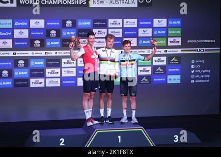 Wollongong, Illawarra, Sud, Regno Unito. 18th Set, 2022. Australia: UCI World Road Cycling Championships, Men's Elite Time Trials: Stefan Kung della Svizzera, Remco Evenepoel del Belgio si uniscono a Tobias Foss della Norvegia sul primo podio. Credit: BSR Agency/Alamy Live News Foto Stock