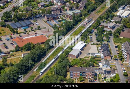 Vista aerea, treno passeggeri nella stazione Voerde Friedrichsfeld, Friedrichsfeld, Voerde, Ruhr, Renania settentrionale-Vestfalia, Germania, Stazione, DE, Tedesco Foto Stock