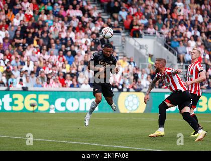 Londra, Regno Unito. 18th settembre 2022; GTECH Community Stadium, Brentford, Londra, Inghilterra; Premier League football, Brentford contro Arsenal: Gabriel Jesus of Arsenal testa la palla per segnare i suoi lati 2nd goal nel 28th minuto per farlo $0-2 Credit: Action Plus Sports Images/Alamy Live News Foto Stock