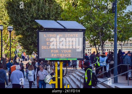 Londra, Inghilterra, Regno Unito. 18th Set, 2022. Un cartello informa i pianisti di aspettarsi lunghi ritardi, dato che le grandi folle continuano a fare la coda l'ultimo giorno della regina sdraiata presso la Westminster Hall. Il funerale statale della Regina si svolge il 19th settembre. (Credit Image: © Vuk Valcic/ZUMA Press Wire) Foto Stock